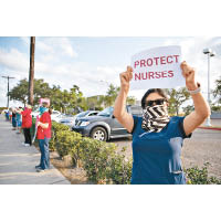 德州一批醫護人員示威，抗議個人防護裝備不足。（美聯社圖片）