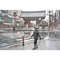 疫情肆虐，東京民眾減少外出，市面人流稀疏。