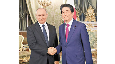 安倍晉三（右）將押後會晤俄羅斯總統普京（左）。