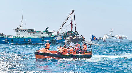 中國海警船曾多番與越南漁船追逐。（資料圖片）