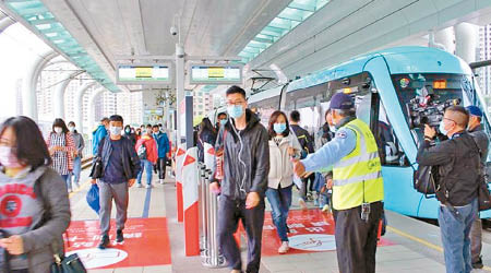 台灣市民乘搭公共交通工具必須戴口罩。