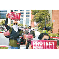 加州一批醫護人員示威，抗議個人防護裝備不足。（美聯社圖片）