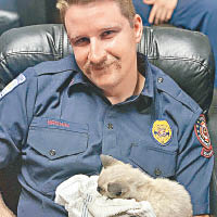 消防員將小貓救下。