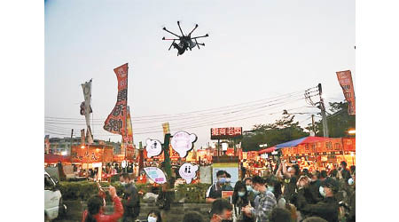 台南市動用航拍機，在夜市等地方以揚聲器宣傳防疫。