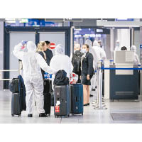 在法蘭克福機場，有旅客穿上全套防護衣。（美聯社圖片）