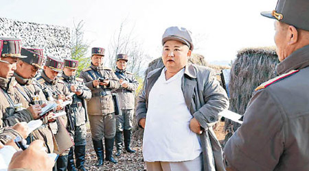 金正恩（中）視察北韓部隊迫擊炮射擊比賽。（美聯社圖片）