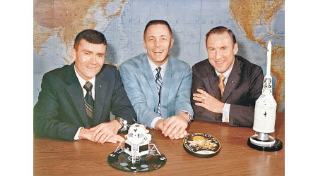 （左至右）海斯、斯威格特和洛弗爾當年升空前出席記者會。（美聯社圖片）