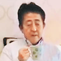 安倍晉三飲咖啡的影片，網民批評他太悠閒。