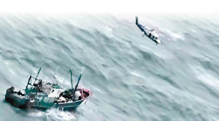 內地出動直升機及多艘船隻搜索失蹤漁船。
