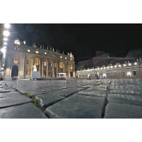 梵蒂岡：平日人頭湧湧的聖伯多祿廣場十分冷清。（美聯社圖片）