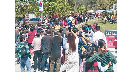 福建廈門的天竺山森林公園日前重開，大批民眾排隊進入。