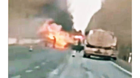 車輛爆炸起火，有人身體着火變「火人」。