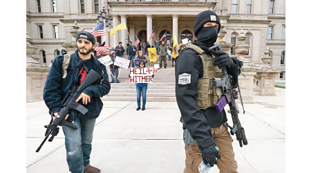 部分持槍示威者站在密州議會大樓外。（美聯社圖片）