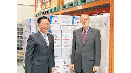 台灣外長吳釗燮（左）向美國在台協會台北辦事處處長酈英傑（右）轉交一批口罩。