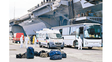 戴高樂號：戴高樂號返回土倫軍港，船員準備坐車前往軍營隔離。