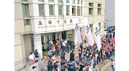 罷韓團體早前遊行至高雄市選委會遞交連署書。