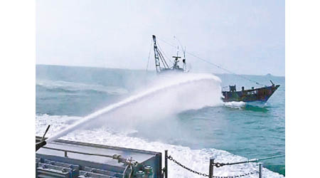 南韓海警曾用水炮驅逐中國漁船。