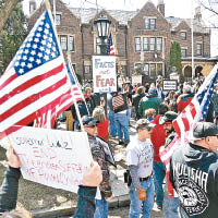 明尼蘇達州示威者在州長官邸外聚集。（美聯社圖片）