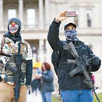 密歇根州民兵日前持槍示威。
