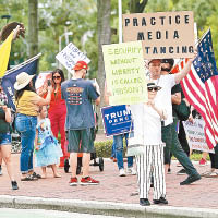 佛羅里達州示威者要求與傳媒「保持距離」。