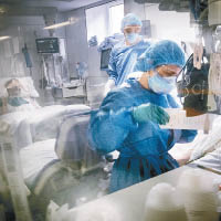 西班牙巴塞隆拿醫護人員照顧新冠肺炎患者。（美聯社圖片）