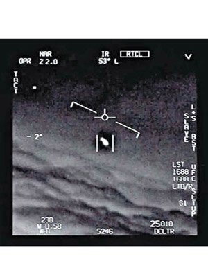 公開片段中可見一個不明物體在海面上空高速飛行。