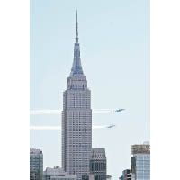 美國空軍雷鳥及海軍藍天使飛行表演隊的戰機，組成編隊飛越紐約市，向前線醫護人員致敬及打氣。（美聯社圖片）