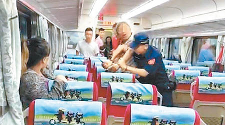 乘客拍下鄭男當日在車廂的混亂情況。
