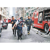 消防把被困者送往醫院救治。