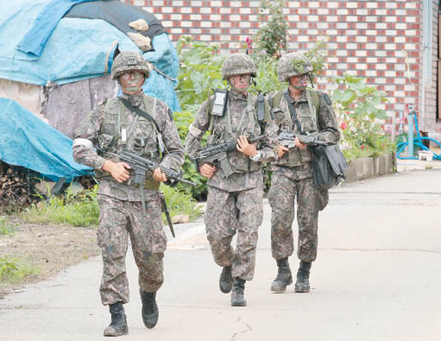 金正恩甫露面  三八線即交火