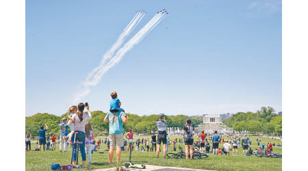 美軍飛行表演隊戰機飛越首都華盛頓國家大草坪，向前線醫護人員致敬。（美聯社圖片）