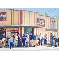 多州陸續解禁復市，亞利桑那州威肯堡民眾在餐廳外排隊。（美聯社圖片）