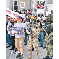 在新罕布什爾州康科德，有示威者持槍上陣，要求重啟經濟活動。（美聯社圖片）