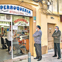 西班牙：巴塞隆拿民眾等候進入店舖理髮。（美聯社圖片）