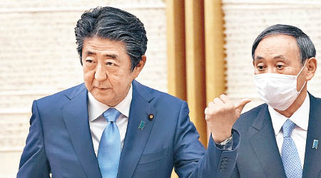 安倍晉三（左）被指與菅義偉（右）「有裂痕」。