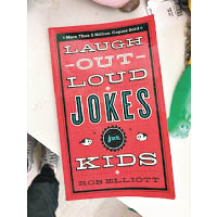 麥克勞克林的笑話部分來自兒童笑話書。
