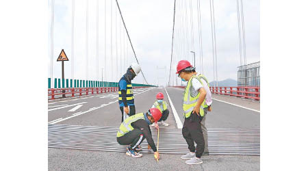 工程人員對大橋進行全面檢測。