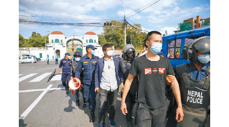 尼泊爾警方押走多名中國人。