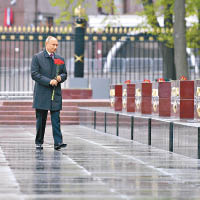 普京在無名士兵墓園獻花。