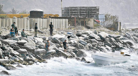 委國士兵巡邏時發現數艘哥國海軍小型戰艦。（美聯社圖片）