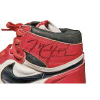 鞋上有米高佐敦的親筆簽名。