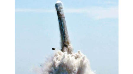 巨浪二型潛射彈道導彈發射。