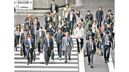 研究指日本人群與中國北方漢族人群基因完全重疊。圖為日本東京繁忙的街道。