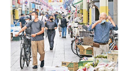 日本民眾仍需帶着口罩出街。