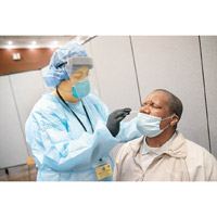 護士在紐約市哈林區為民眾檢測新冠病毒。（美聯社圖片）