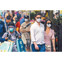 新冠肺炎肆虐全球，民眾外出戴口罩已成習慣。（美聯社圖片）