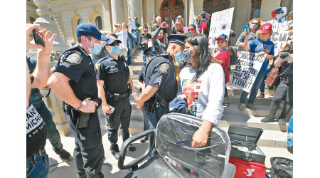 密歇根州蘭辛爆發示威，反對州政府的居家避疫令。（美聯社圖片）
