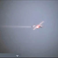 波特蘭號發出激光後，無人機起火及墜落（圖）。