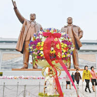 分析認為，改建軍節旨在紀念金日成（左）的抗日鬥爭的業績。