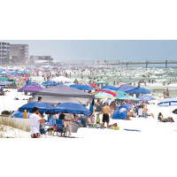 正值國殤日假期，佛羅里達州一處海灘人頭湧湧。（美聯社圖片）